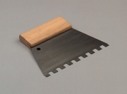 Peigne à colle 180mm trapéze cranté 